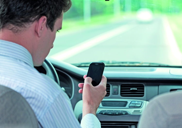 Używanie telefonów podczas jazdy może być bardziej