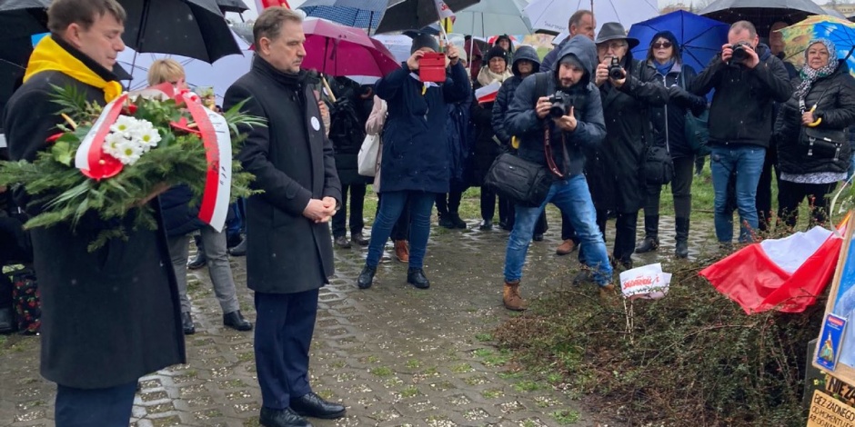 Ruszył Marsz Papieski w Krakowie. Piotr Duda złożył kwiaty przy kamieniu upamiętniającym Msze Papieskie #SolidarnizJPII [NA ŻYWO]