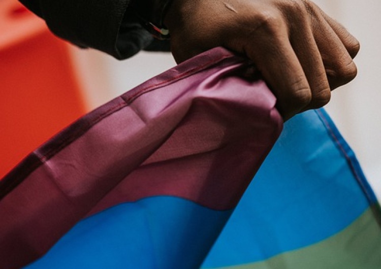 Flaga LGBT Imran Ahmad Khan, b. poseł brytyjskiej Partii Konserwatywnej, muzułmanin i gej, skazany za brutalną napaść seksualną na piętnastolatka