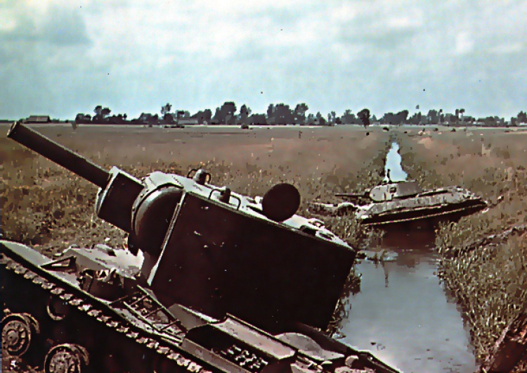 Radzieckie czołgi KW-2 i T-34 porzucone podczas operacji 