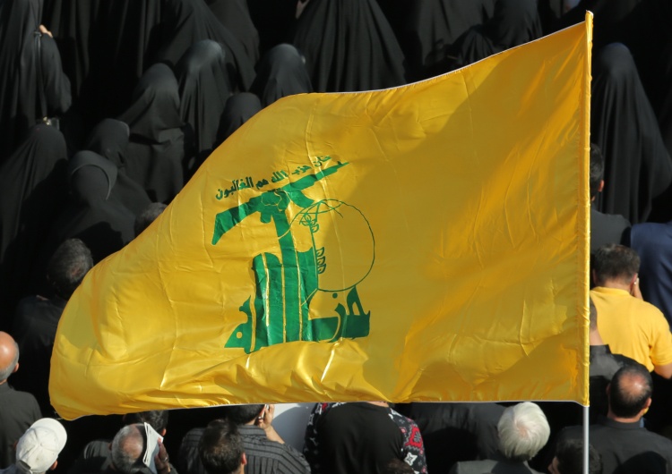 Flaga Hezbollahu na pogrzebie irańskiego żołnierza Siły związane z Hezbollahem zatrzymały arcybiskupa na granicy libańsko-izraelskiej