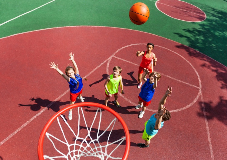  Siatkówka plażowa, koszykówka i piłka nożna, czyli doskonałe aktywności na wakacje. Jak trenować nawet w pojedynkę?