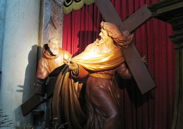 Figura św. o. Pio pomagającego Chrystusowi. Kościół San Salvatore in Lauro w Rzymie Dziesięć mniej znanych faktów z życia św. Ojca Pio