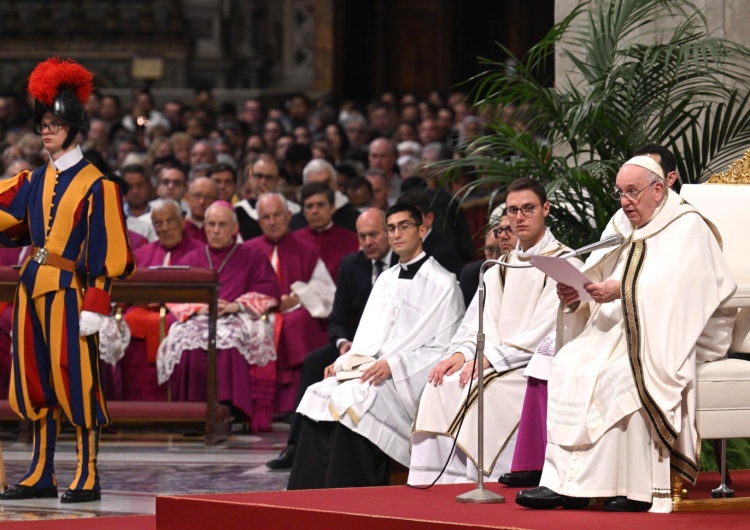 Papież Franciszek podczas Mszy św. w 60. rocznicę otwarcia Soboru Watykańskiego II 