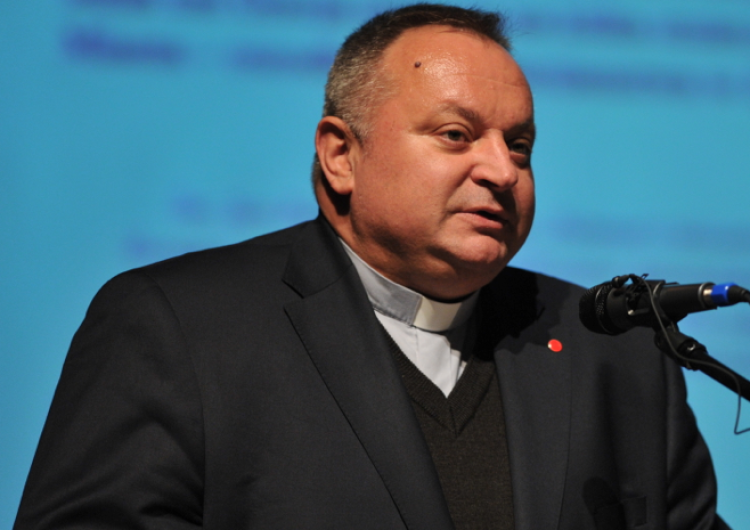 Ks. prof. Waldemar Cisło Ks. prof. Cisło: 80 proc. pomocy humanitarnej dla Ukrainy pochodzi z parafii i organizacji kościelnych