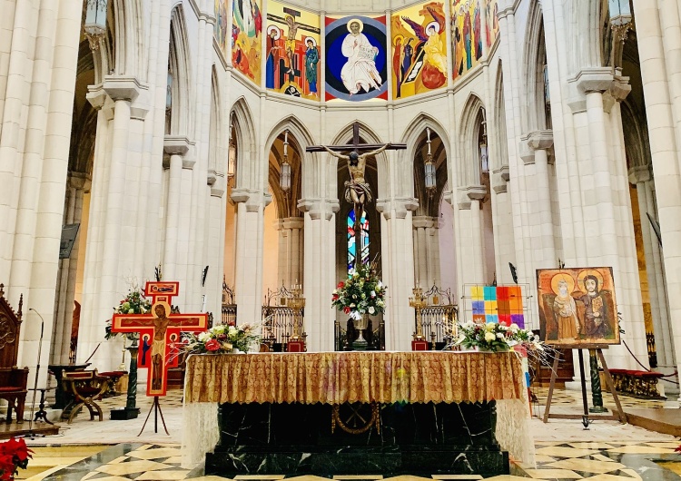 Prezbiterium Katedry Matki Bożej Almudena Dziś w Madrycie beatyfikacja dwunastu redemptorystów – męczenników wojny domowej
