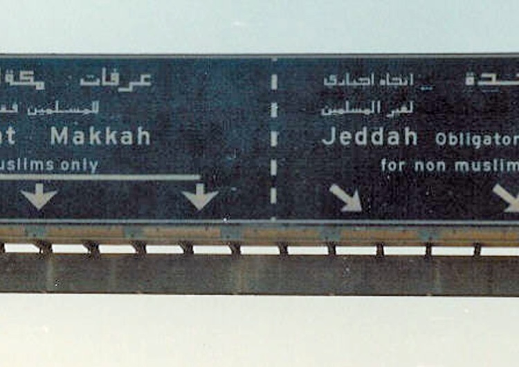 Chrześcijański bypass. Znak drogowy w Arabii Saudyjskiej rozdzielający trasę dla muzułmanów i chrześcijan Chrześcijanie w krajach arabskich