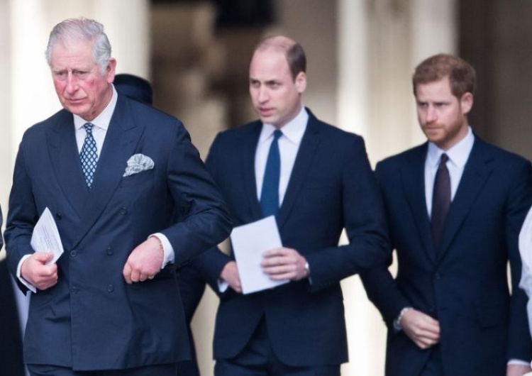 Król Karol III, książę William i książę Harry  W Pałacu Buckingham zawrzało. Książę William i Harry mają żal do Karola III? Chodzi o księżną Dianę 