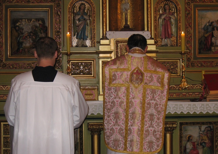 strój liturgiczny na III Niedzielę Adwentu Dziś Niedziela „Gaudete” – księża zakładają różowy ornat