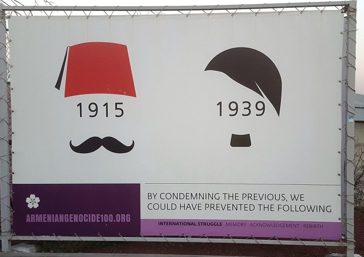 Billboard na rocznicę ludobójstwa Ormian. 
