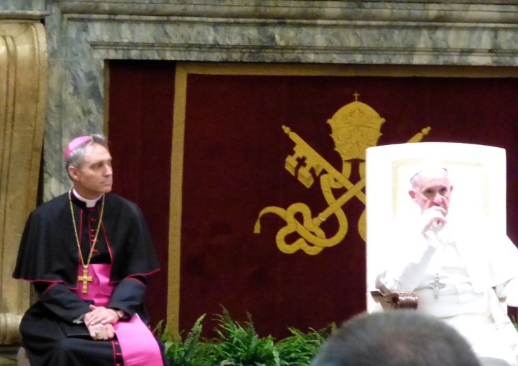 Od lewej: abp Georg Gänswein, papież Franciszek Włochy: Dziś ukazały się budzące kontrowersje wspomnienia abp. Gänsweina