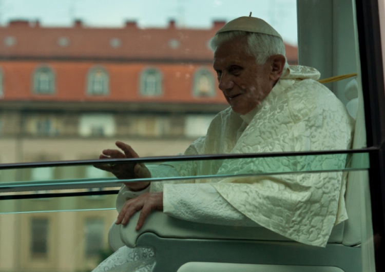 Benedykt XVI Biograf papieża: Benedykt XVI zrezygnował z papieskiego urzędu z powodu bezsenności