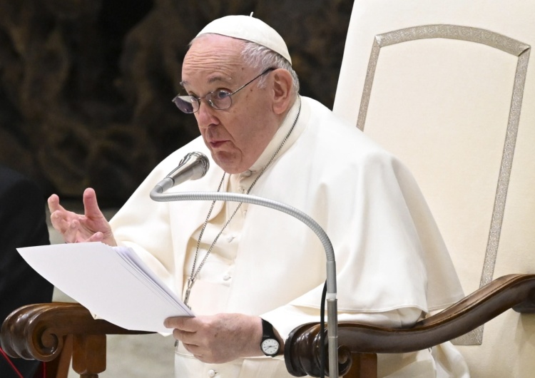 Papież Franciszek Papież przed Dniem Chorego: Patrzmy w oczy tego, kto cierpi, bo stamtąd spogląda na nas Chrystus