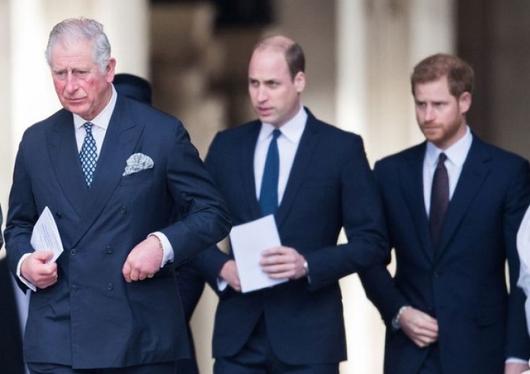 król Karol III, książę William i książę Harry Trzęsienie ziemi w Pałacu Buckingham. Król Karol III wyrzuca syna