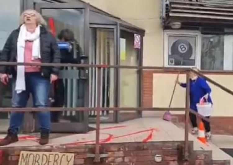  [video] „Kto to tak zrobił?!” Nowogrodzka: Lempart rozlała czerwoną farbę. Awantura ze sprzątaczką