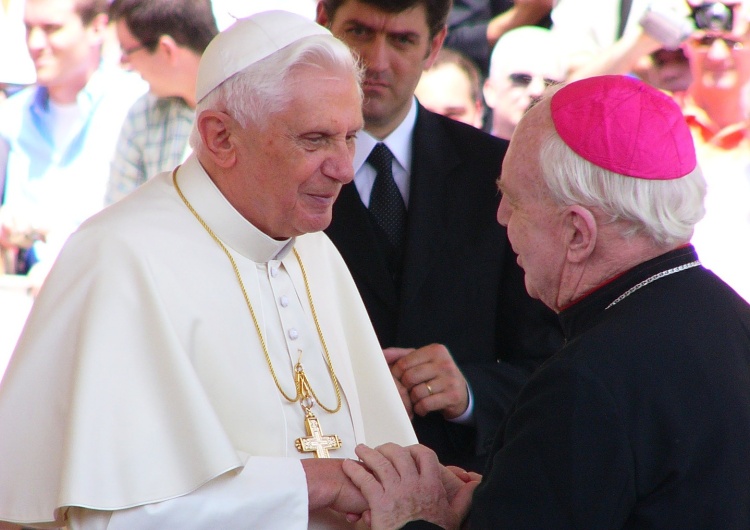 Benedykt XVI Kardynał Filoni: Benedykt XVI otaczał ofiary modlitwą i wielką wrażliwością
