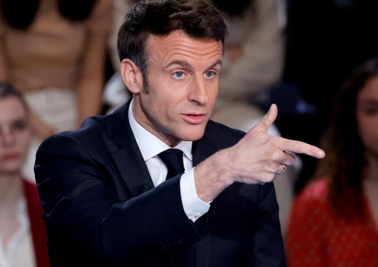 Prezydent Francji Emmanuel Macron Francja: Siły zbrojne oficjalnie potwierdzają sprzedaż broni do Rosji mimo embarga. 