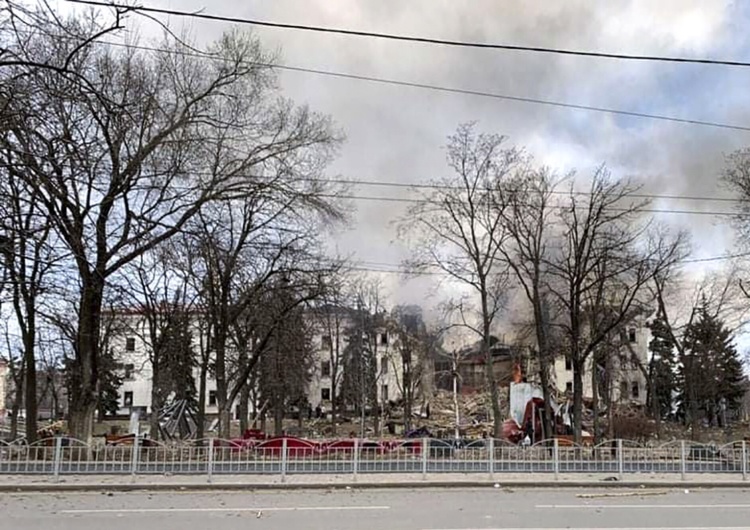  Rada Miejska z Mariupolu: Okupanci zrzucili bomby na szkołę. Ukrywało się tam 400 osób, głównie kobiet i dzieci