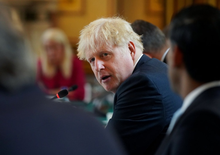 Boris Johnson Ważni politycy zrobili imprezę w szczycie pandemii. Premier przeprasza, ludzie są wściekli